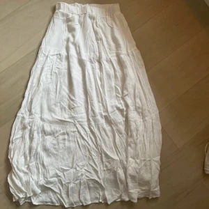 Vit långkjol - Vit långkjol från stradivarius, storlek xs. För kort för mig som är 176, passar nog upp till 170💗jätte skrynklig men nästan aldrig använd, bara att stryka!