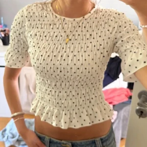 Prickig smockad blus från Gina Tricot - Supersöt vit blus med svarta prickar från Gina Tricot. Storlek XS och säljs inte längre.🥰 