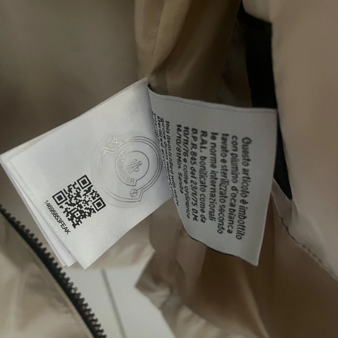 Beige vindjacka från Moncler - 2