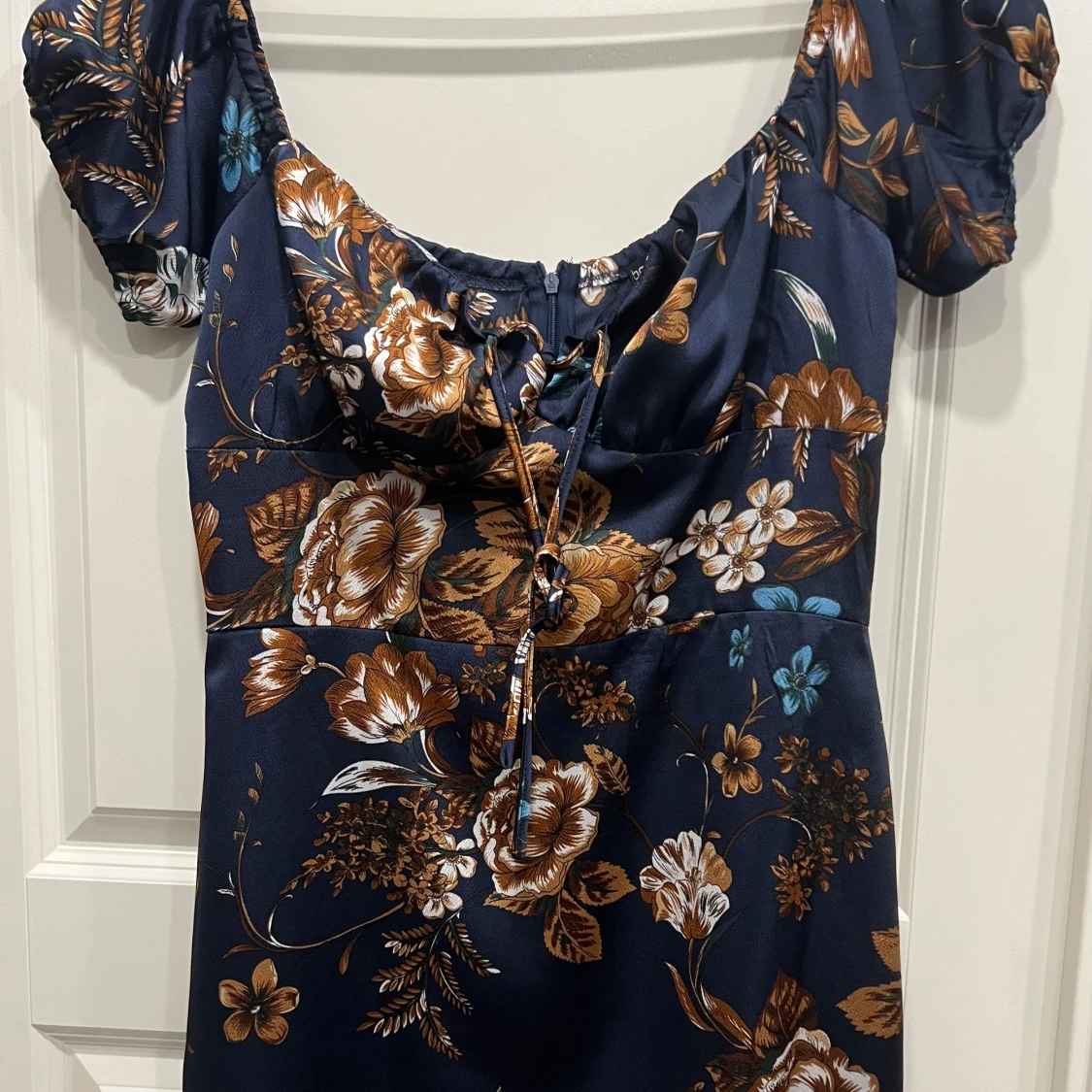 Blommig marinblå klänning från Boohoo