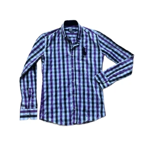 Ralph Lauren skjorta  - Snygg rutig skjorta från Polo Ralph Lauren i lila, svart och vit. Klassisk krage, långa ärmar och knäppning framtill. Stor broderad logga på bröstet. Skjortan är i bomull och har en slim passform som sitter riktigt bra. Jag skickar ej bild när jag bär plaggen och jag vet ej vilken längd och vikt de passar då jag inte prövar kläderna jag säljer 😃