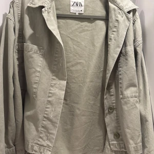 Zara jacka  - Slutsåld jättefin grön Zara jacka. Jackan är perfekt oversized och är perfekt under lite kyligare dagar!  