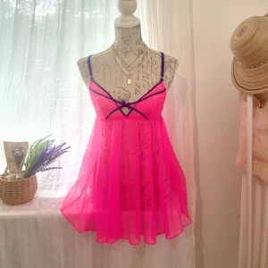 Rosa mesh nattlinne från Victoria's Secret - Superfin rosa mesh nattlinne från Victoria's Secret med spetsdetaljer och blå axelband. Passar storlek 34-38 då den är stretchig. Byst mellan 85-90cm. 