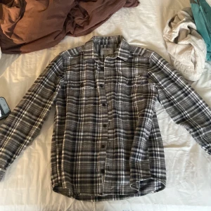 Carhartt skjorta rutig grå - MÅTT: Från nacke till botten: 108 cm armhåla till armhåla: 92 cm armar:100 cm 