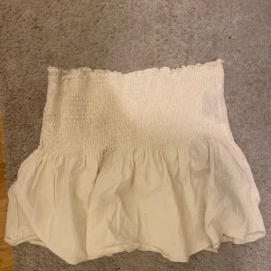 Beige linne kjol med volang - Säljer en beige linne kjol med volang, köpt utomlands 💕