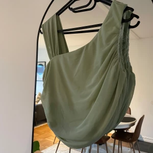Grön topp i mesh - Croppad ljusgrön fin topp i mesh tyg med två olika ärmar och struktur på ena sidan, endast testad i väldigt fint skick. Storlek l men skulle säga att den är lite mer m/l. 💕