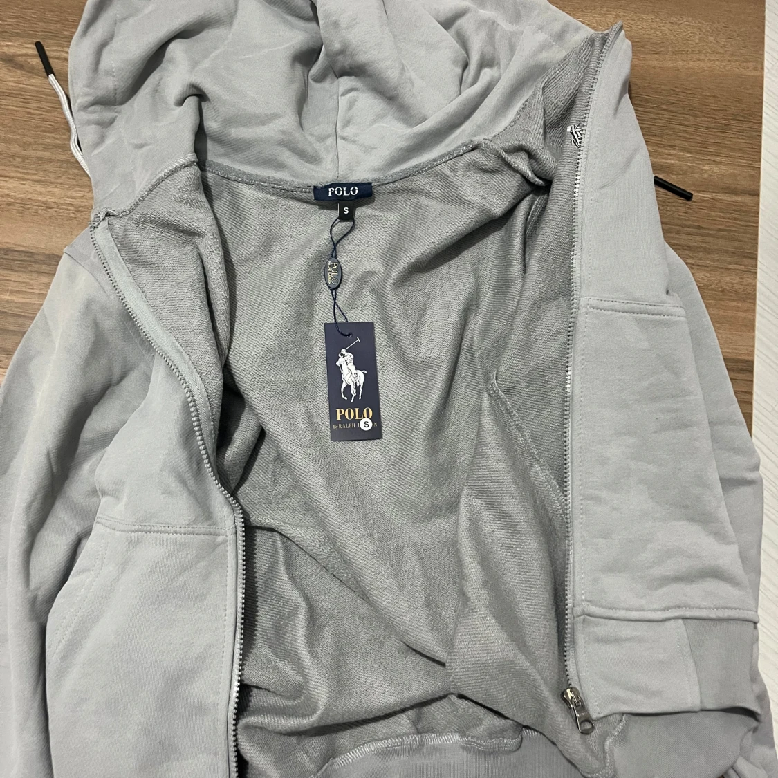 Ljusgrå hoodie från Polo Ralph Lauren - 2