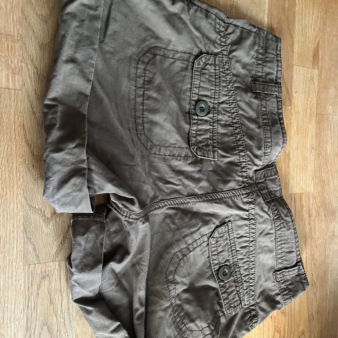 Armégröna shorts med fickor från H&M - 1
