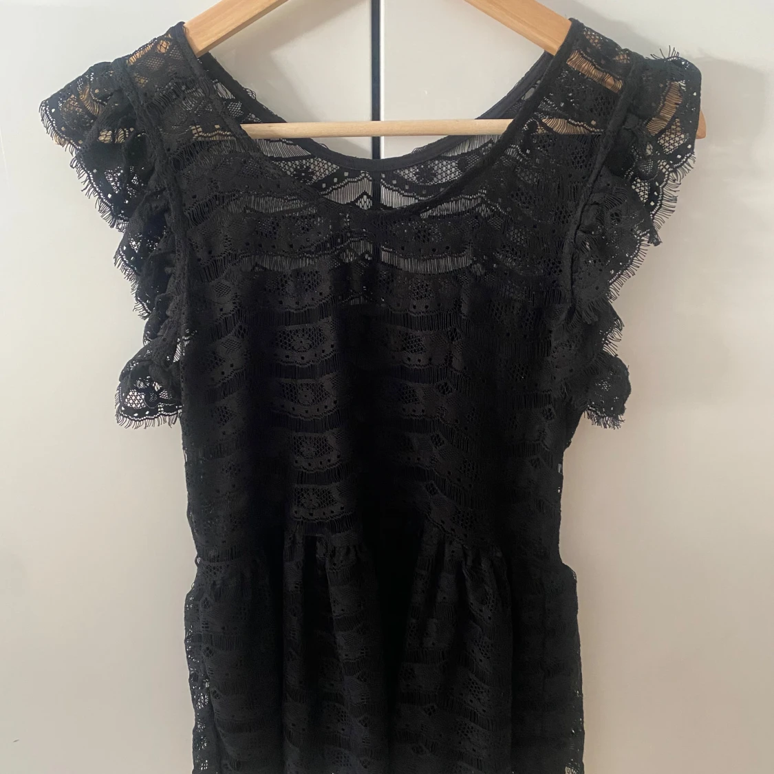 Svart spetstopp med volang - 1