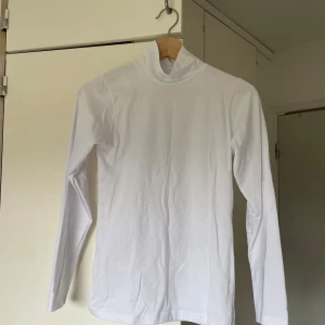 Svart vit tröja - Klassisk tröja med lång ärm och hög krage. Tröjan är enkel och stilren, perfekt att styla lager på lager. känns skön mot huden. Passformen är normal och modellen är rak. 25 per stycke 