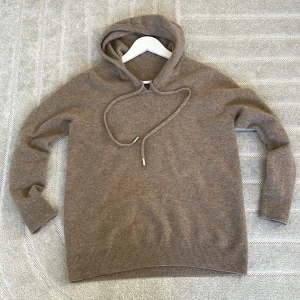 Beige stickad hoodie - Säljer en mysig beige stickad hoodie med långa ärmar och justerbar dragsko i huvan. Perfekt för kyliga dagar. 🧥| Med ett hål vid vänster armhål,( som är fixat)