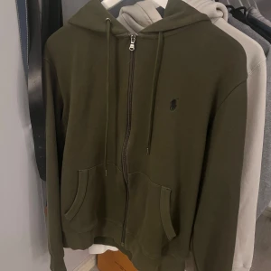 Olivgrön hoodie från Ralph Lauren - Snygg olivgrön hoodie från Ralph Lauren. Storlek S, är 183cm ish och tycker den är lite liten på mig.