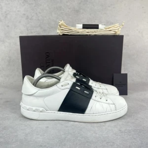 Valentino open sneaker - – Condition: 7/10 - very used  – Color: White and black  – What is included: Extra laces  – Retail price: 7280