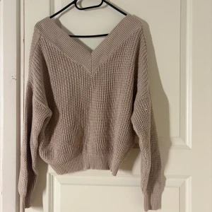 Beige stickad off shoulders tröja, NA-KD - Jag säljer en beige stickad off shoulders tröja från Nakd, luftig och jätte mysig🌺