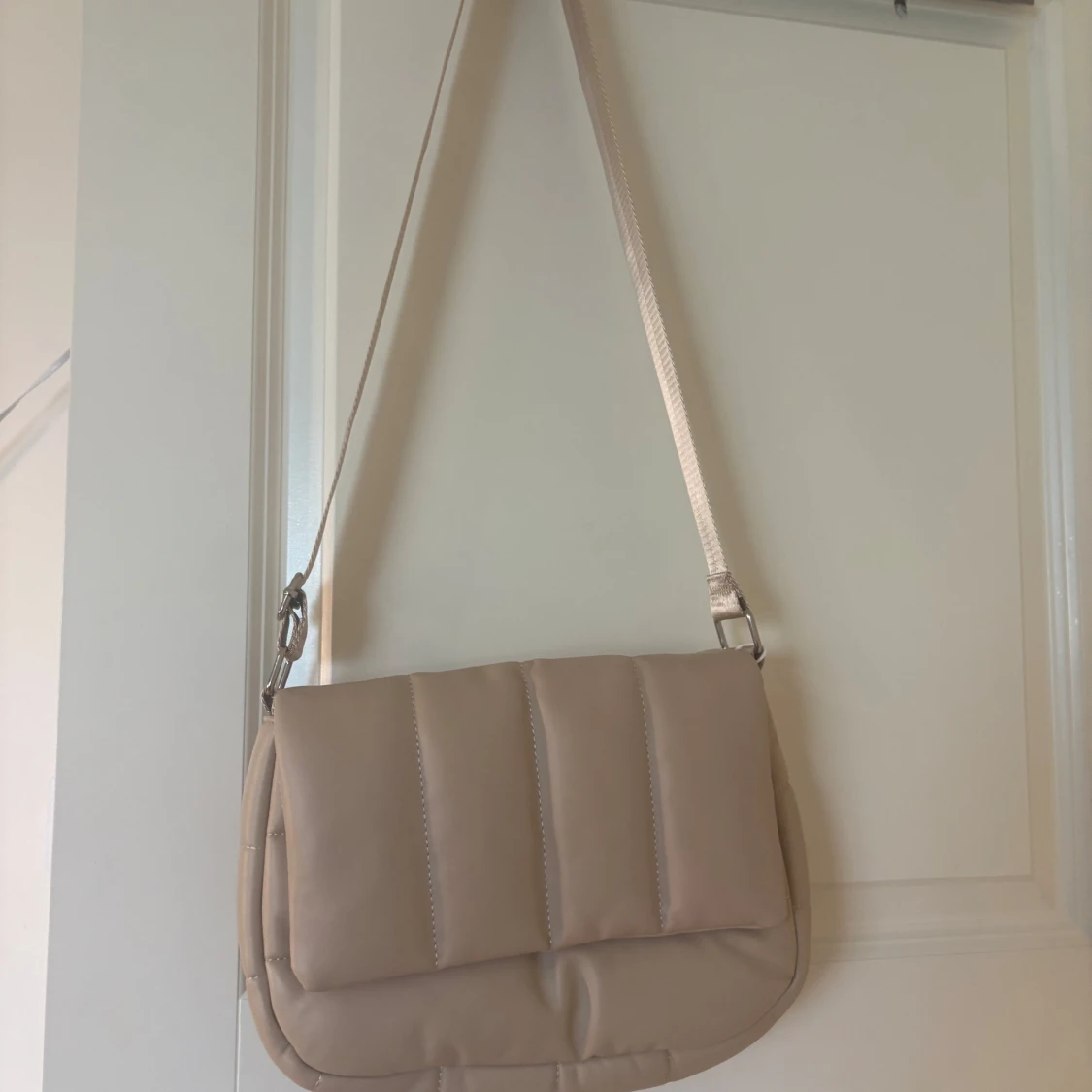 Beige quiltad axelväska från ONLY