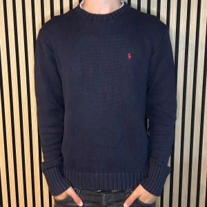 Ralph Lauren sweater  - Mörkblå Ralph Lauren sweater | Skick 9/10 | Storlek S men sitter som M. Hör gärna av dig vid minsta fundering😊