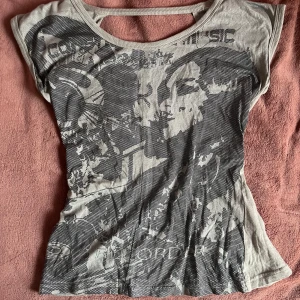 Grå topp med tryck från Blend S - Cool grå topp från Blend S med svart grafiskt tryck över hela framsidan. T-shirten har en bred halsringning som kan bäras offshoulder samt en detalj med öppen rygg.