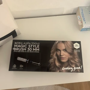 Värmeborste ifrån Björn axén  - Säljer en Björn Axén Tools Magic Style Brush 30 mm från OBH Nordica. Rundborste med integrerat värmesystem och jonfunktion för glansigt hår. Svart och silver design med borst i plast och metall. Perfekt för att styla och forma håret med volym. Använd några gånger men rengjord 💞