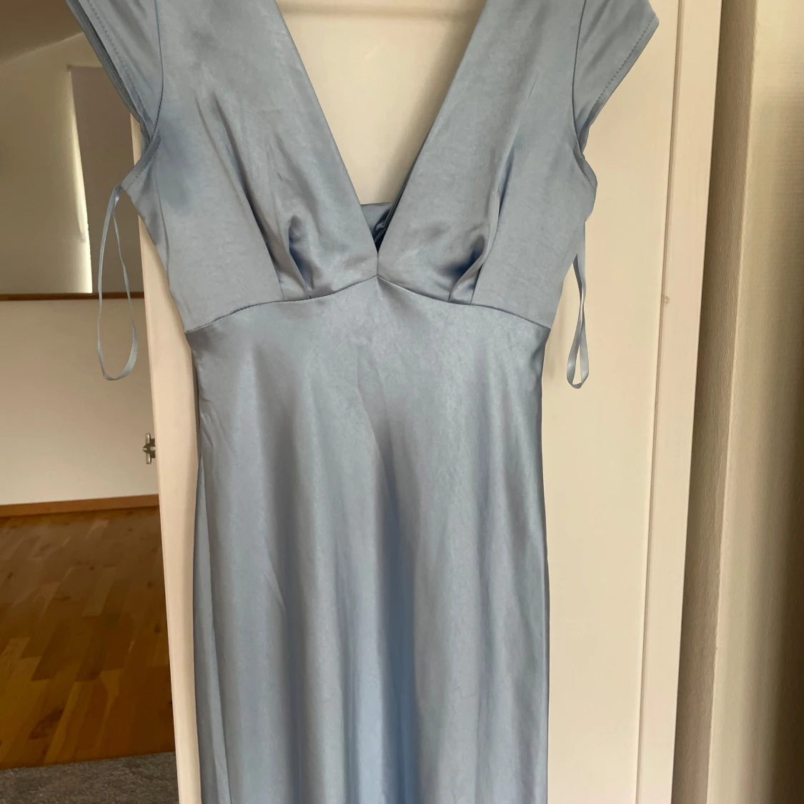 Ljusblå långklänning med öppen rygg - 2