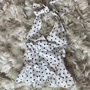 Söt prickig topp! - Sjukt snygg topp som inte kommer till användning, perfekt för finare tillfällen eller för vardagen. Inga defekter!!💕passar xxs- s