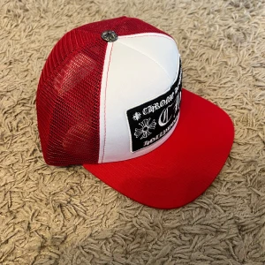 CHROME HEARTS KEPS  - hej, säljer denna chrome hearts keps. kepsen är i nyskick och i väldigt bra kvalite! Hör av dig vid fler frågor!