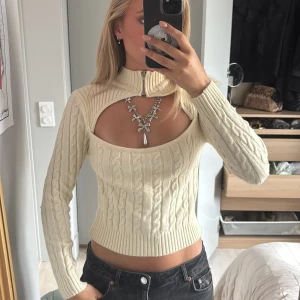 Beige stickad cut out-tröja med zip - Sååå så fin! Står ingen storlek men jag är 34