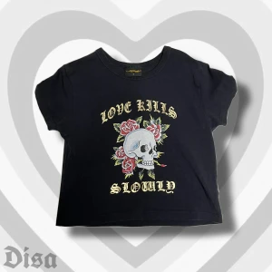 Ed Hardy love kills slow babytee - Tröja från Ed Hardy, använd få gånger. Säljer då den tyvärr är för liten för mig. Tight fit och cropped. Ska vara storlek S men tycker den sitter mer som en XS.