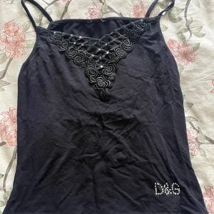 Svart D&G linne - Ett svart D&G linne med rhinestones! Skulle säga stl S. Några rhinestones saknas men jag tycker inte att det märks när man har på sig det. 