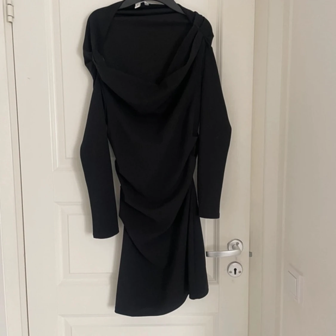 Svart asymmetrisk kortklänning