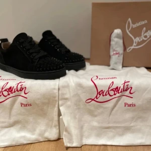 Christian Louboutin  - Säljer nu dessa feta loubs i strl: 39. Skorna är i väldigt fint skick och självklart äkta! Hör av dig vid minsta fråga! 