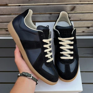 Maison margielas  - Sjukt snygga maison margielas som är en av få autentiska här på plick! Färgen är svart. Skick 10/10 helt nya🤩 size 41 fits 42! Orginalbox ingår vid köp! Hör av dig vid frågor eller andra funderingar 🤩