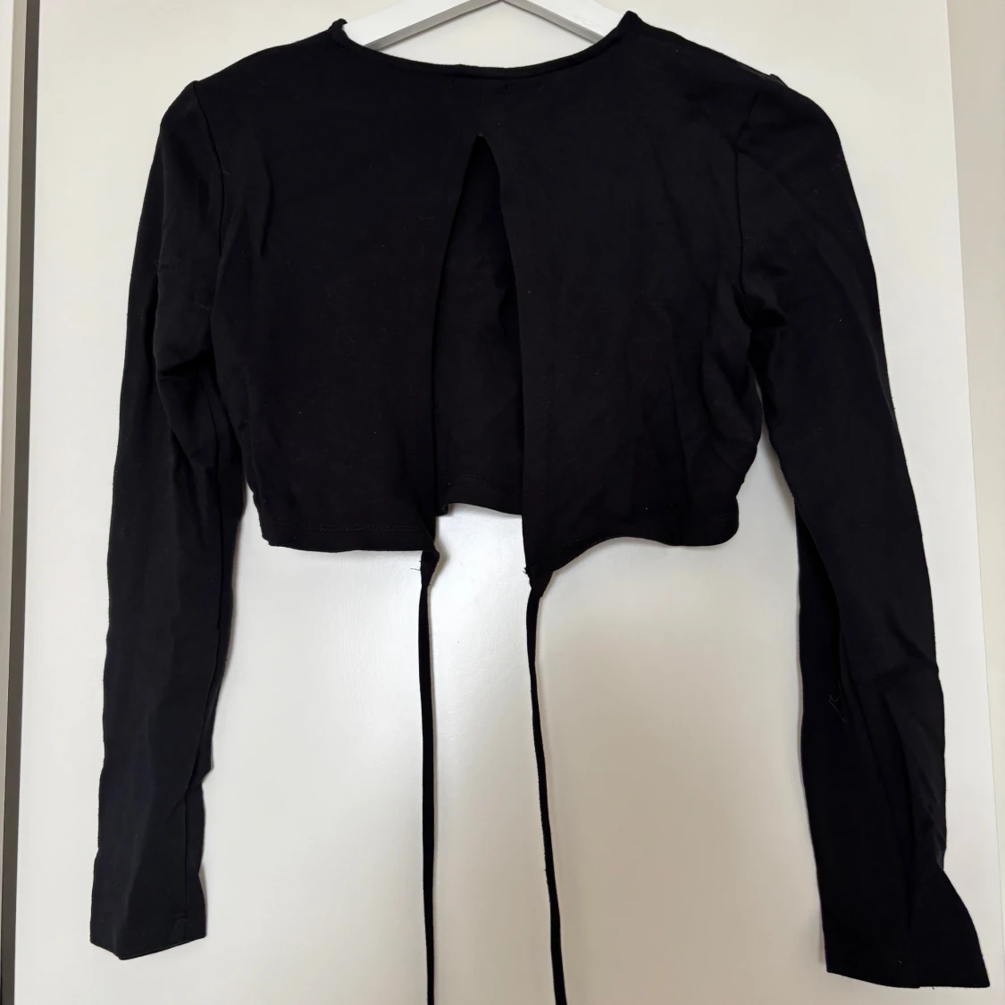 Svart croppad topp från NA-KD  - 1