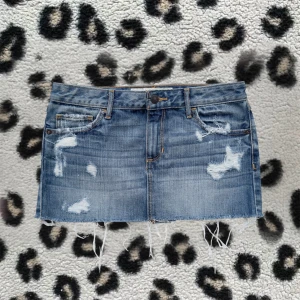 Low Waist Abercrombie & Fitch jeanskjol  - perfekt jeanskjol med revor 🩵