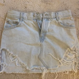 Ljusblå jeanskjol från Pull&Bear -   jeanskjol från Pull&Bear med slitna detaljer och fransig nederkant. Inga skador💕 skriv för frågor eller pris😊