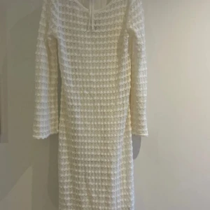 Vit stickadklänning - En jättefin stickad cremevit långklänning från Other Stories med långa ärmar. Den är helt oanvänd, i storlek M och tillverkad i en bomullsblandning. Den passar perfekt såväl till stranden som till en middag. 💕