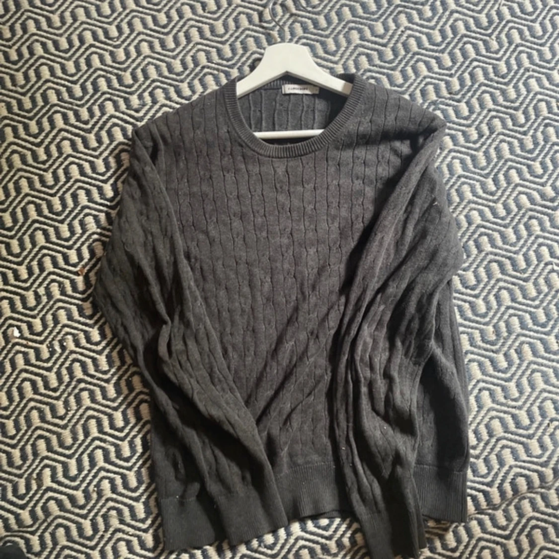 Mörkgrå kabelstickad tröja J.Lindeberg