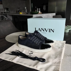 Lanvins ”INTRESSEKOLL” - Tja, gör en intressekoll på mina lanvins! Byten kan vara intressant annars äre bud som gäller | UK 7 vilket motsvarar 41-42 | Box, 2x dustbag, skosnören ingår | Slitage finns | Kom privat för fler bilder eventuellt frågor, mvh Max 👊🏼