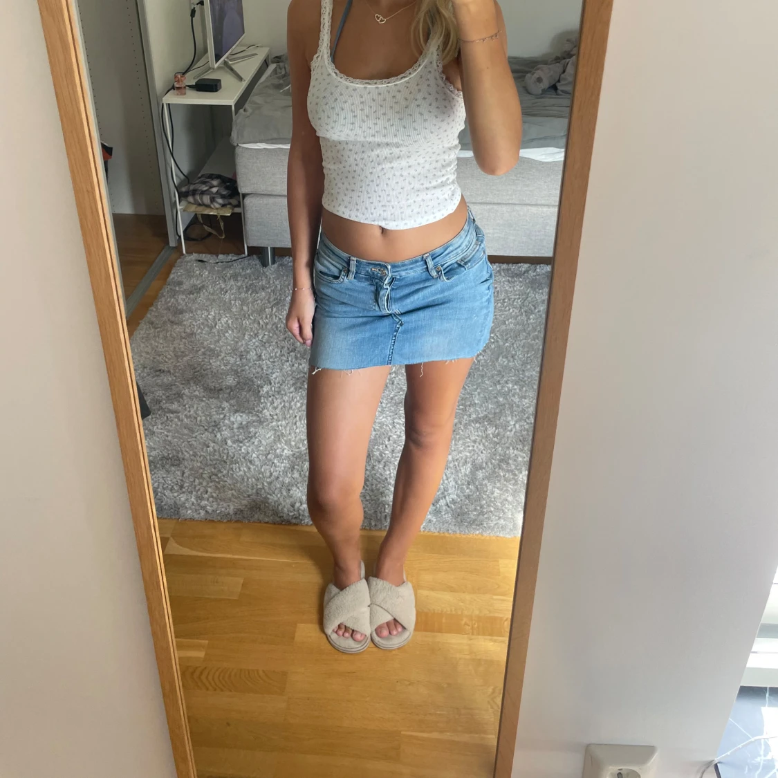 Ljusblå jeanskjol med rå kant - 2