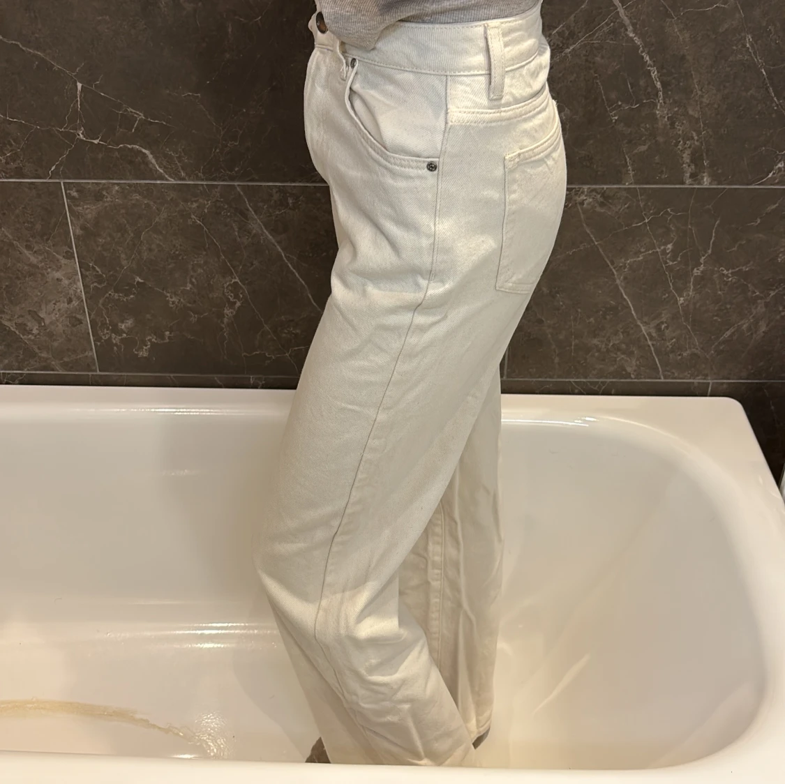 Högmidjade vita jeans med straight form - 2