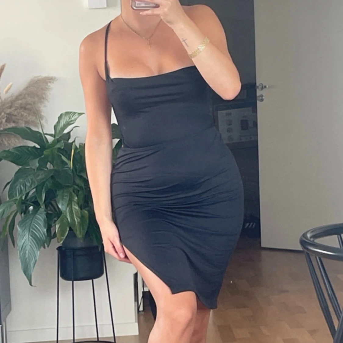 Svart tight klänning med snörning - 1