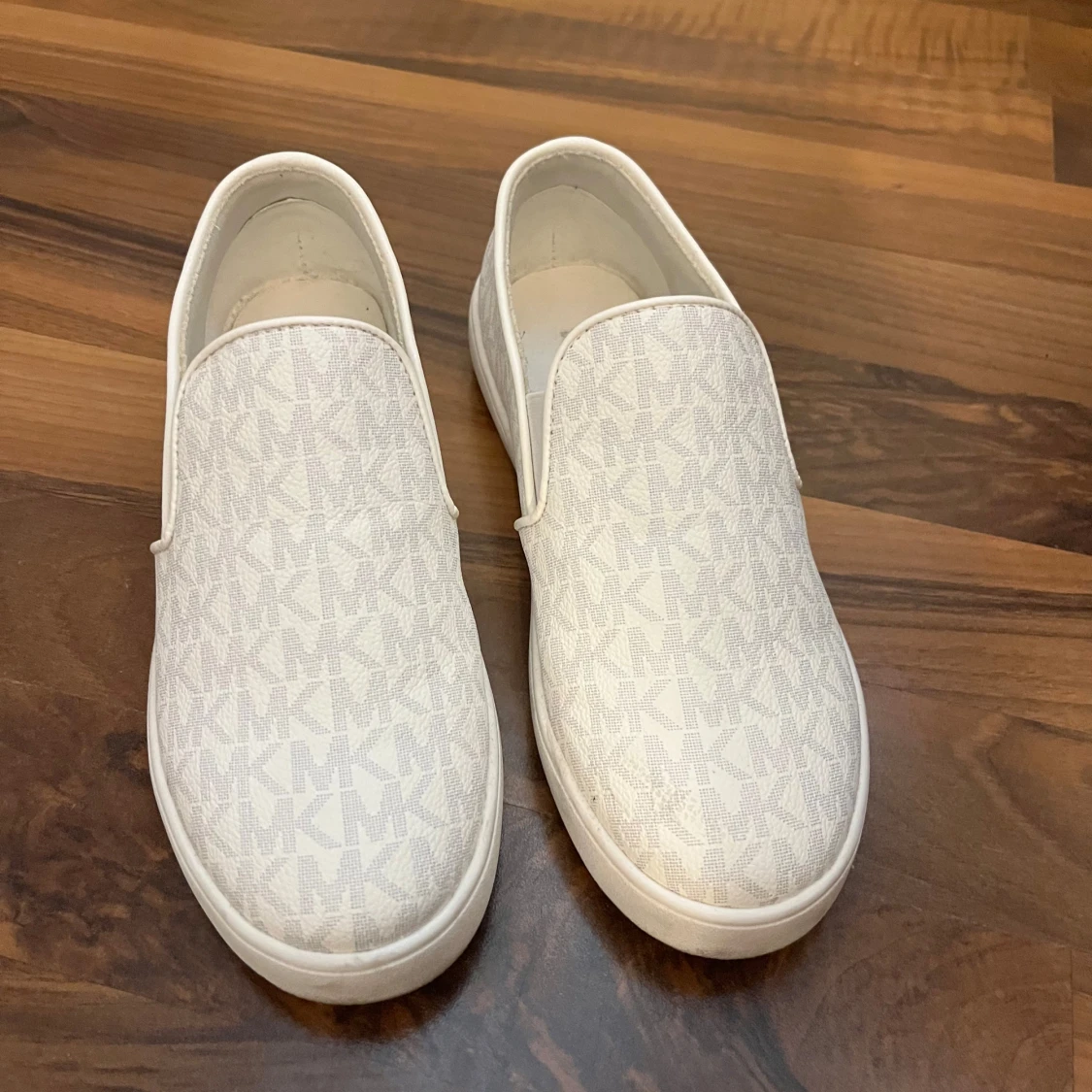 Vita slip-on sneakers från Michael Kors