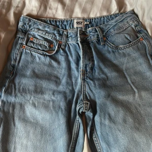 Ljusblå jeans från 157 Icon - Säljer ett par klassiska ljusblå jeans från 157 Icon. Jeansen har raka ben, fem fickor och snygga kontrastsömmar. De är tillverkade i bomullsdenim och har en normal passform med midja och dragkedja framtill.