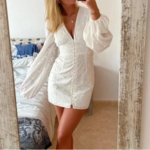 Adoore klänning  - Säljer min vita adoore klänning, endast använd två gånger!❤️skriv privata för egna bilder 