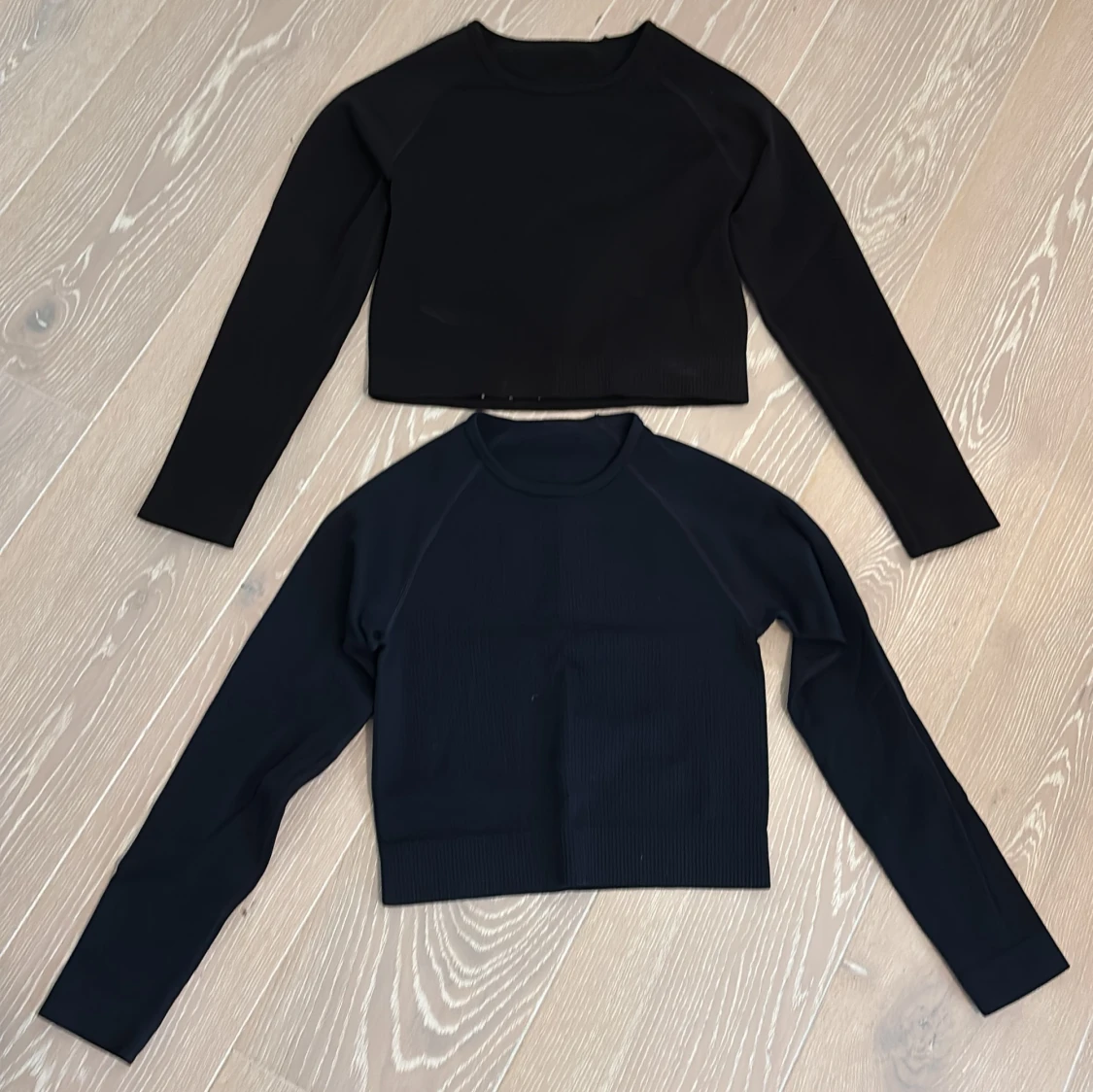 Två träningstoppar svart och blå, xs