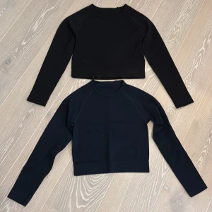 Två träningstoppar svart och blå, xs - Två tränings tröjor en blå och en svart i storlek xs.väldigt bra skick. 90kr för båda 