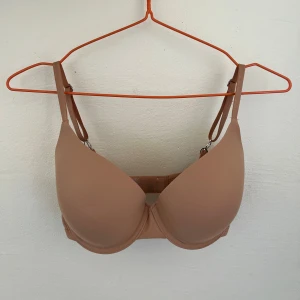 BH Lounge - Aldrig använd! Säljer en beige pushup tshirt-BH från Lounge. Tillverkad av 80% återvunnen nylon och 20% elastan för en mjuk och stretchig känsla. 