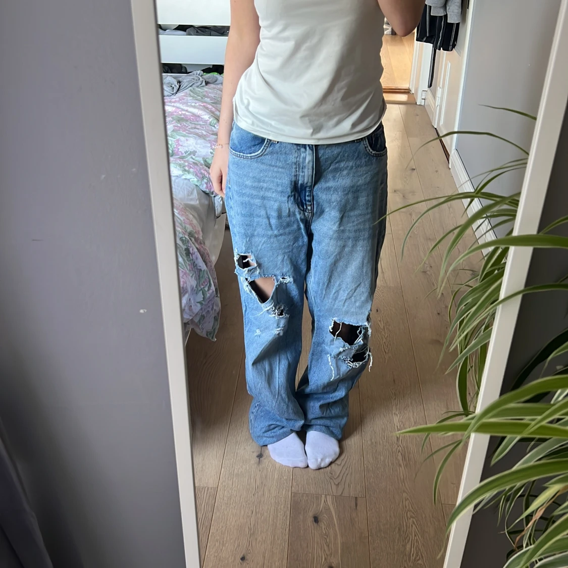 Blå ripped jeans från Zara