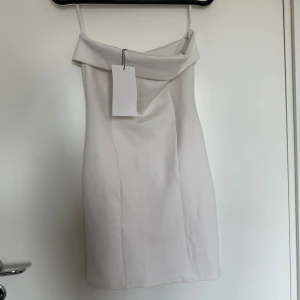 Vit axelbandslös kortklänning Zara - Superfin vit axelbandslös klänning från Zara. Helt oanvänd🤍🤍🤍