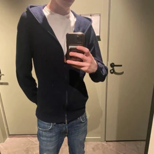 Kashmir zip hoodie - Kashmir zip hoodie i 100% Kashmir| Fint skick! Storlek M, är ganska stor i storleken| Pris 599kr, kom dm för funderingar!