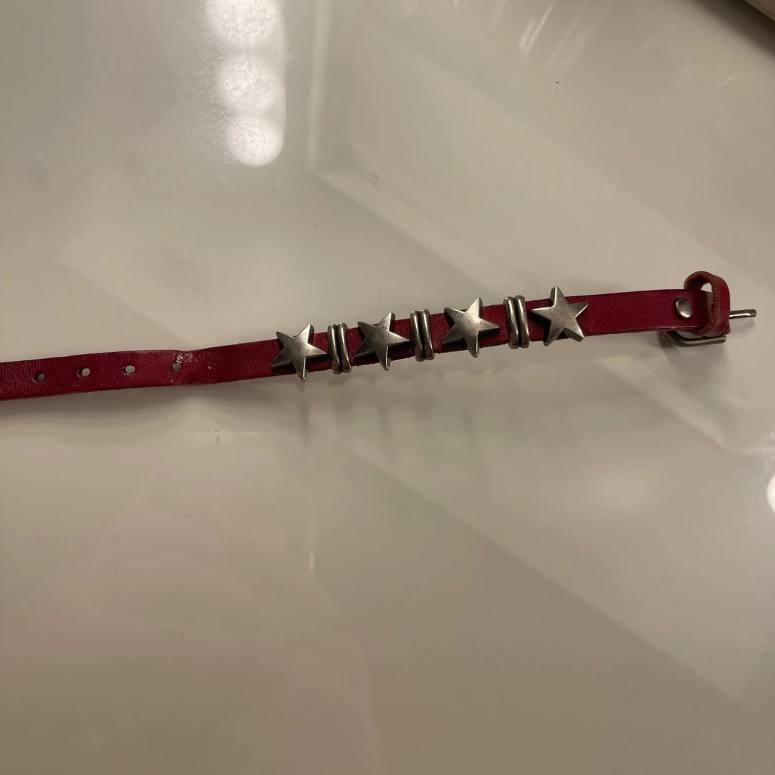 Rött armband med stjärnor - 1